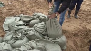 Подготовка мешков с песком на песчаном карьере поселка ПАРУС