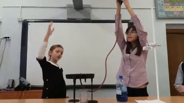 Способ сообщающихся сосудов. Занимательная физика #2 смотреть онлайн