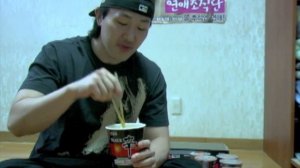 농심 블랙신컵 / Nongshim - Black Shin Cup / Korean Ramen Tasting Review / 農心 ラーメン