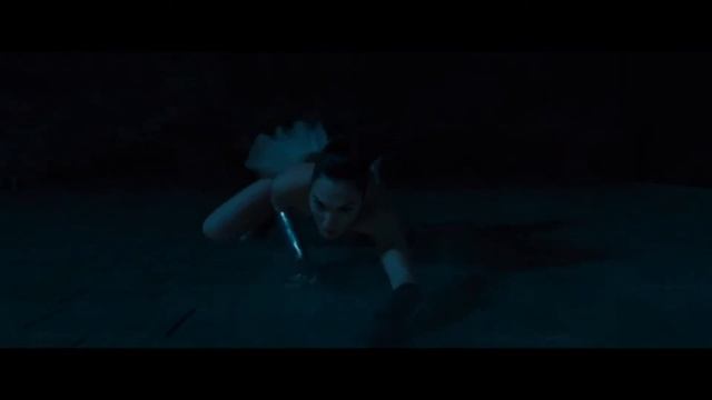 Диана крадет меч "Убийца Богов" / Чудо-женщина (2017) смотреть онлайн