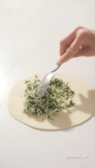 Сегодня рецепт лепешек с зеленью,  творогом и сыром😋 02.05.2024