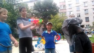 Школота казнит школьника водными пистолетами!!!