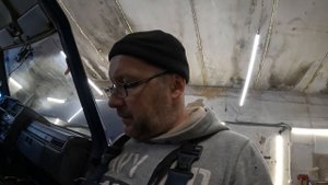 ВАЗ 2109 в ремонте точечный  удар в переднюю стойку