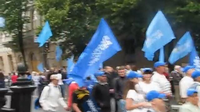 Под Верховной Радой: русскому языку - да! смотреть онлайн