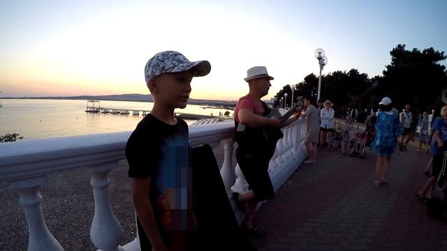 Мальчик поет, его отец играет на гитаре, гости Геленджика  | The boy sings смотреть онлайн