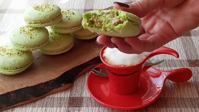 Pistachio and raspberry macarons. Фисташковые и малиновые макарон.