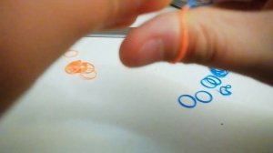 Делаю обычный браслет из резинок. Инструкция как делать.