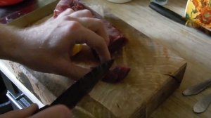 Испытание обсидианового  ножа