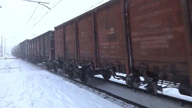 Электровоз 2ЭС10-086 "Гранит" с грузовым поездом смотреть онлайн