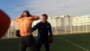 Суровый тренер, тренировка пресса. Набивание преса