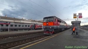 Прибытие и отправление ТЭП70 с пригородными поездами от станции Екатеринбург-пассажирский.