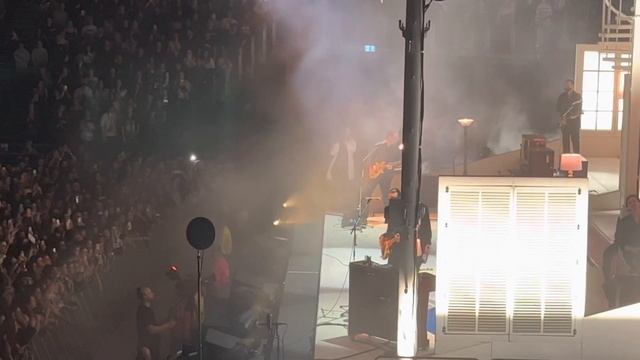 [The 1975 - At Their Very Best] Robbers (Matty jumping into the crowds)