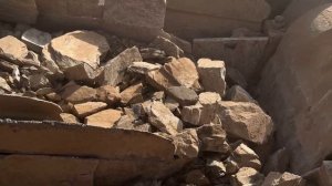 Строительство, дробление щебёнки