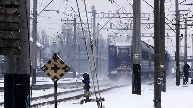 ВЛ80К-412 с грузовым и ДС3-011 с пассажирским поездом смотреть онлайн