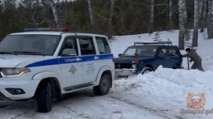 В Красноярском крае госавтоинспекторы помогли рыбакам вытащить из снега застрявший автомобиль