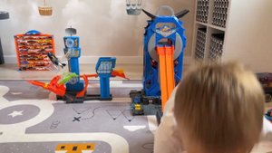 Показываем Hot wheels mega garage и hot wheels city аэропорт