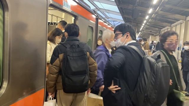 26.11.2022 годаПрибытие и отправление электрички маршута«Токио-Фучухонмачи»на станции Минами-Кощига смотреть онлайн