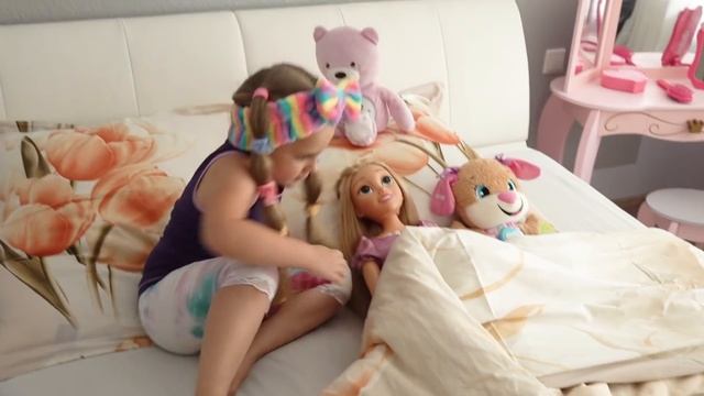 Злата и её странные няни играют
