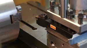 Мастерская.Торцевание оси ПУ резцом из оксида алюминия.