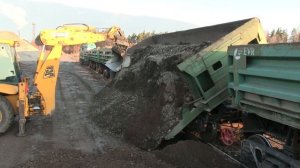 Выгрузка думпкара на ст. Пярну-Грузовая / Emptying a dumpcar at Pärnu-Freight station