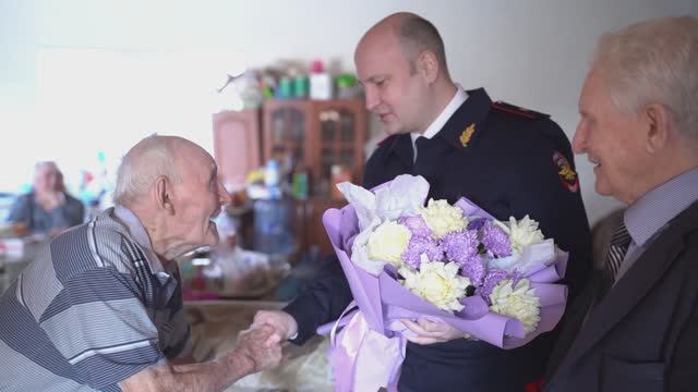 В Челябинской области Сергей Космачев навестил ветерана ВОВ Виктора Михайлова