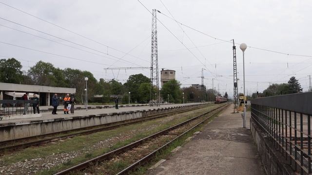 Две легендарни мотриси - ЕМВ 32 127/ 32 128 и ЕМВ 32 037/ 32 038, уловени на гара Левски... смотреть онлайн