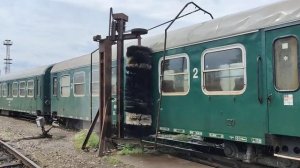 Мойка вагонов в депо.