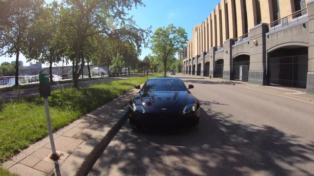 Donuts In The Aston Martin V12 Vantage S – 4K UHD 60FPS смотреть онлайн