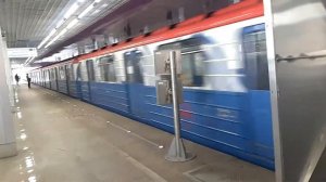 Номерной поезд  метро на станции технопарк