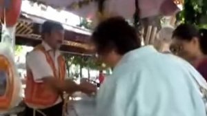 Шоу продавца мороженого или дондурма в Стамбуле.