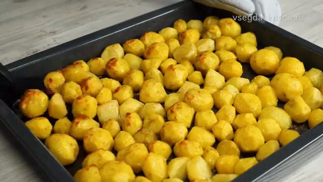 ЗАПЕЧЕННЫЙ КАРТОФЕЛЬ! Такую вкусную картошку захочется приготовить не раз! Рецепт Всегда Вкусно! смотреть онлайн