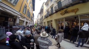 The orchestra playing rock hits in Verona street and inside brand shops