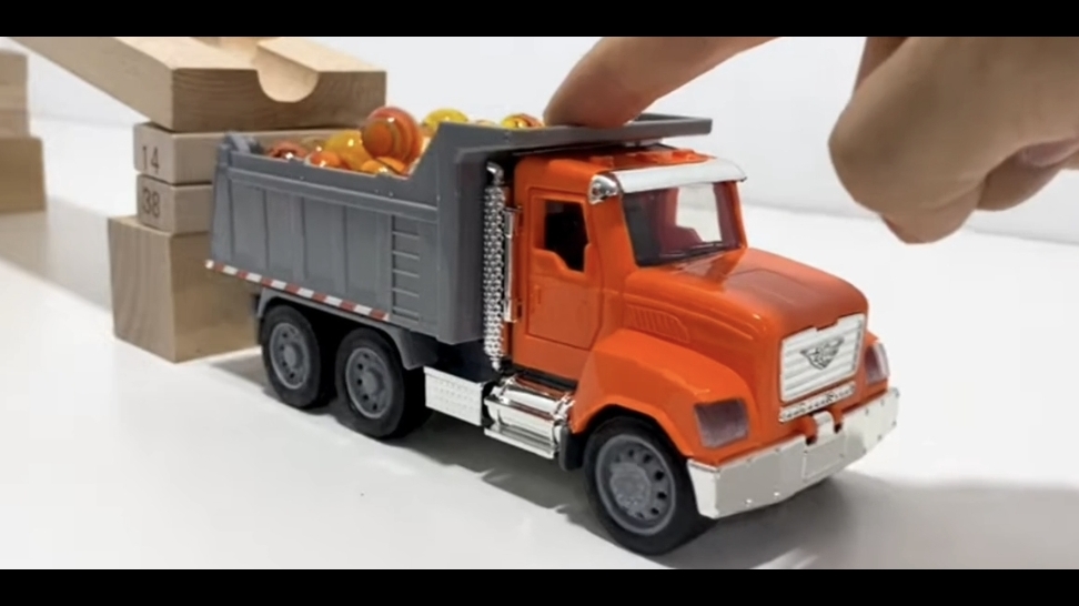 Играем в шарики, играем в машинки, шарики скатываются в машину