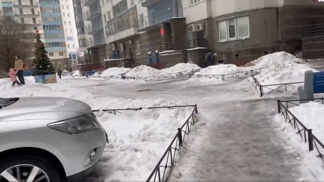 1)завтрак 2) путешествие на почту 3)распаковка посылки 4)слепили снеговика 5) на набережной. Утки