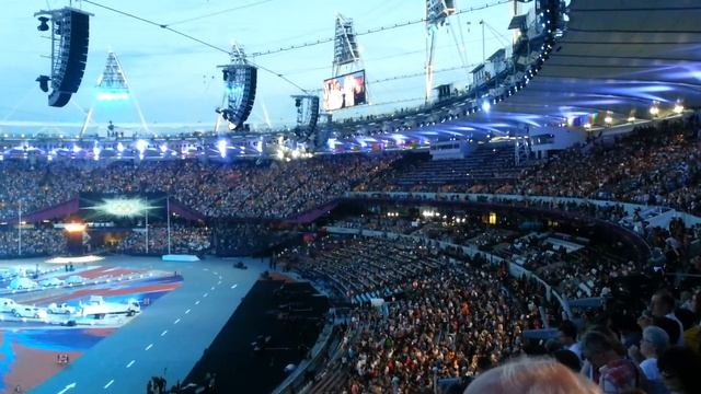 London 2012 closing ceremony warm-up gig - every camera flash in the audience. смотреть онлайн