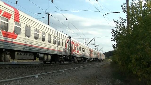 Электровоз ЭП1М-560 с поездом дальнего следования. смотреть онлайн