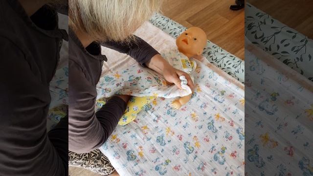 Пеленание новорожденного.