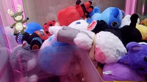 Достали много классных игрушек из автомата Хватайка.