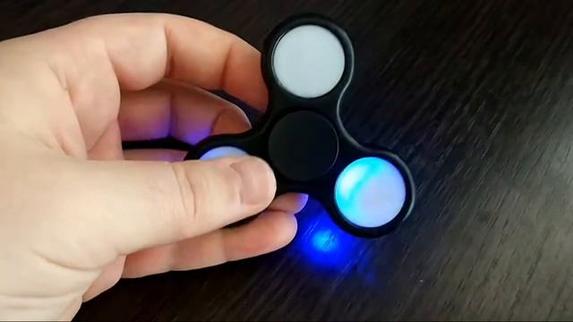 Светящийся спиннер Черный с подсветкой LED светится в темноте смотреть онлайн