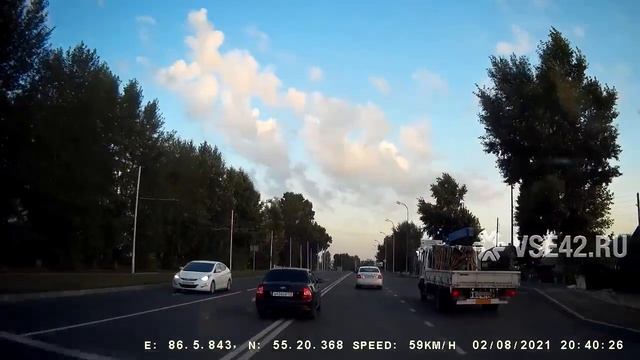 Лихач на "Ладе" объехал пробку в Кемерове по двойной сплошной смотреть онлайн