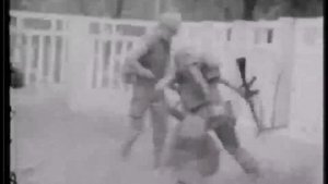 Бойцы ВС США захватывают в плен двух бойцов ВС ДРВ, уличные бои за Хюэ (Вьетнам), январь - март 1968