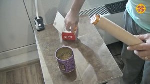 Измельчаем листья табака и забиваем сразу несколько сигарет