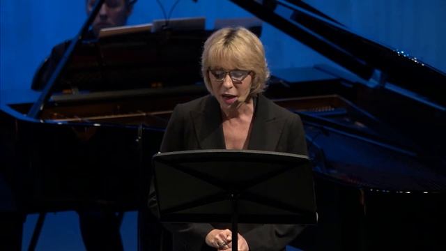 LIVE: Юлия Рутберг читает Николая Гумилева смотреть онлайн