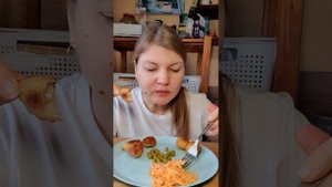 Мукбанг. Чебупели с ветчиной и сыром, шарики с фаршем и сыром, салат с морковкой, горошек