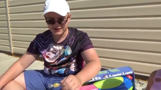 Алиса привезла ПОДАРКИ для Левы GIFTS Water gun Fun for kids