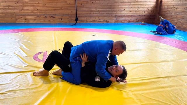 3 рабочих способа как выйти из Маунта . Top 3 tips how to pass mount #mountpassing #bjj #tutorial смотреть онлайн