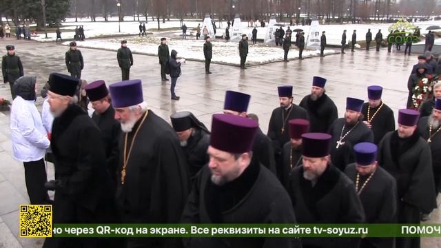 Возложение венков и цветов на Пискаревском мемориальном кладбище