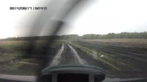 Тигуан в поле по грязи.