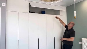 Шкаф в спальню. Современный шкаф с распашными дверьми.