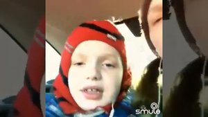 мальчик поёт песню из фильма Офицеры